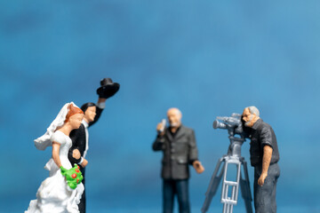 Naklejka premium Miniature people Couple live stream marriage ceremony concept , Happy Valentines Day