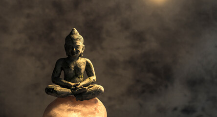 Fototapeta na wymiar Meditierende Statue auf einem Stein
