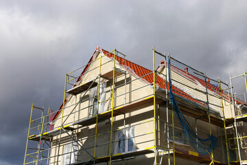 Neubau mit abgeschlossenem Grundputz der Außenfassade