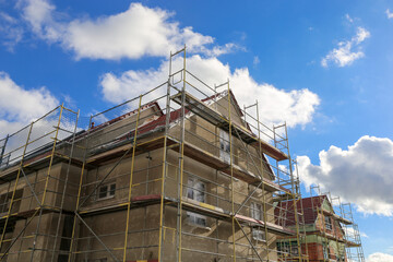 Neubau mit abgeschlossenem Grundputz der Außenfassade