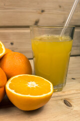 Orangen und ein Frisch gepresster Orangensaft im Glas