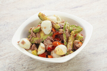 Salad with tuna and avocado