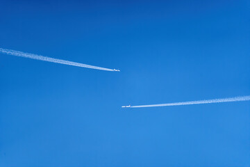 Two airplanes passing by each other - obrazy, fototapety, plakaty