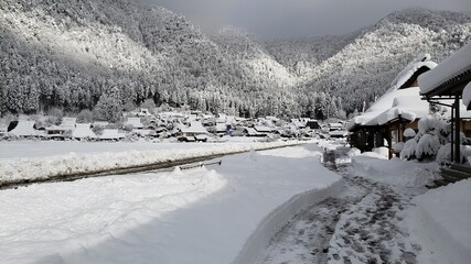 大雪の日の京都美山かやぶきの里 © Kiroku_to_Kankaku
