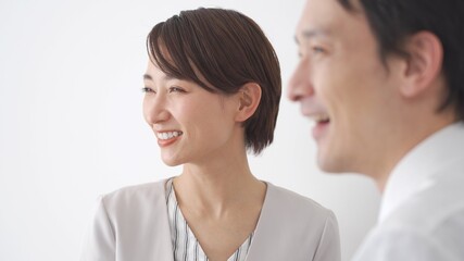 ジャケットを着た笑顔の日本人女性