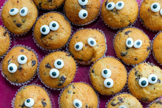 Leckere Muffins mit Zuckeraugen schauen freundlich