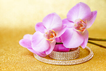 Obraz na płótnie Canvas Bracelet and necklace on a gold shiny background 