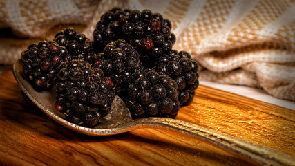 Brombeeren auf einem Holzbrett serviert