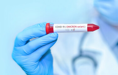 Obraz premium Doctor holding a test blood sample tube positive with Omicron variant or strain COVID-19.