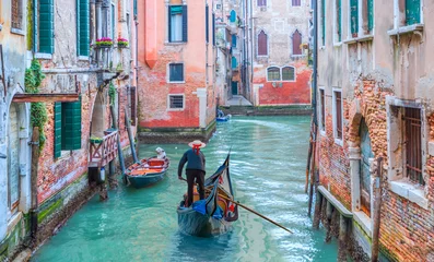 Fototapete Gondeln Venezianischer Gondoliere, der Gondel durch grüne Kanalwasser von Venedig Italien stochert