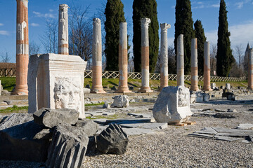 Aquileia, Udine. Colonne con resti del Foro romano  - obrazy, fototapety, plakaty