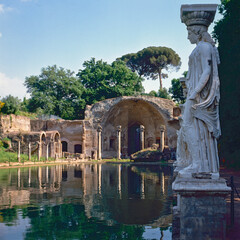 Tivoli, Roma. Prospettiva del Canopo con la vasca centrale e sullo sfondo il triclinio