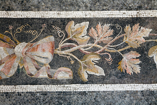  Aquileia, Udine. Mosaico con i tralci di vite e fiocco al Museo Nazionale