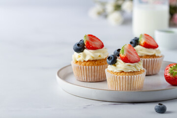Cupcakes with berries, copy space