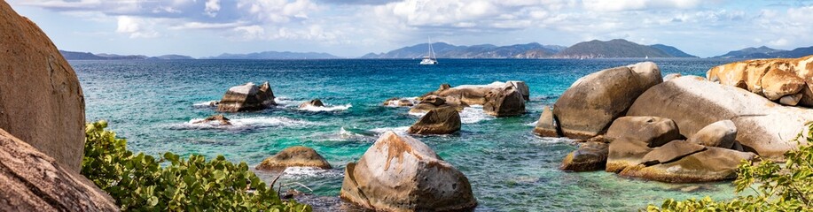 Virgin Gorda, Granifelsen auf der Britischen Jungferninsel in der Karibik. Ein Panorama mit einem...