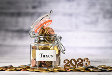 argent banque pauvreté euro taxe epargne salaire pension prix cout budget année an calendrier 2023