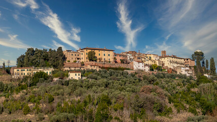 Fototapeta na wymiar View of the hilltop village of Treggiaia, Pontedera, Italy, on a sunny day