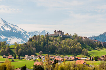 Broc, Dorf, Gruyères, Greyerz, Städtchen, Schloss, Schloss Gruyères, Landwirtschaft, Wiesen, Berge, Alpen, Frühling, Wanderweg, Schweiz © bill_17