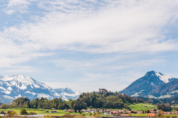 Broc, Dorf, Gruyères, Greyerz, Städtchen, Schloss Gruyères, Landwirtschaft, Wiesen, Berge, Alpen, Frühling, Wanderweg, Schweiz © bill_17