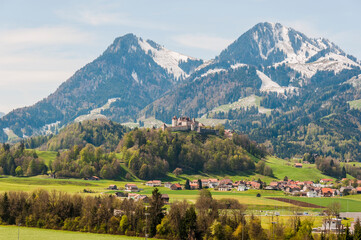 Broc, Dorf, Gruyères, Greyerz, Städtchen, Schloss, Schloss Gruyères, Landwirtschaft, Wiesen, Berge, Alpen, Frühling, Wanderweg, Schweiz