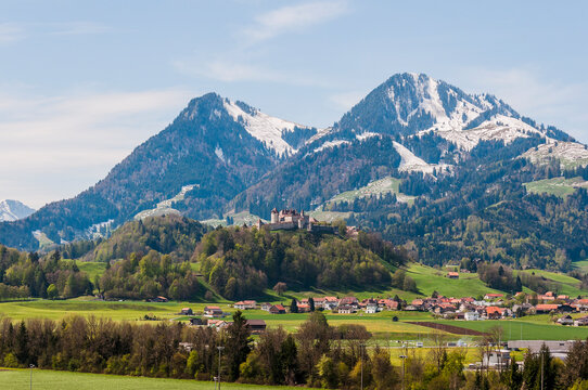 Broc, Dorf, Gruy&egrave;res, Greyerz, St&auml;dtchen, Schloss, Schloss Gruy&egrave;res, Landwirtschaft, Wiesen, Berge, Alpen, Fr&uuml;hling, Wanderweg, Schweiz