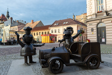 Rzeźby Smoka Wawelskiego i Baltazara Gąbki na placu Wojska Polskiego w Bielsku-Białej.