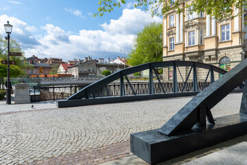 Kratownicowy most na rzece w Bielsku-Białej po remoncie. Pochmurne niebo. - obrazy, fototapety, plakaty