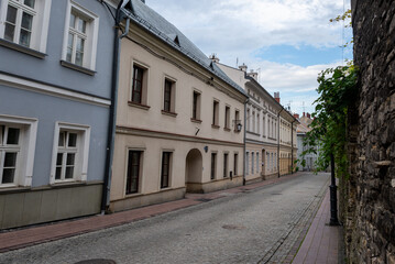 Stare kamienice na ulicy Orkana w Bielsku-Białej, pochmurne niebo.