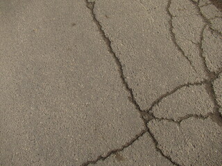 Risse im Asphalt, Sinnbild deutscher Straßen und Wege