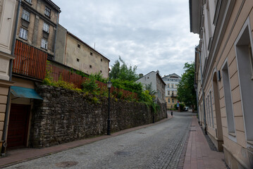 Fototapeta na wymiar Spacer ulicą Orkana w Bielsku-Białej. Kamienice pochmurne niebo. 