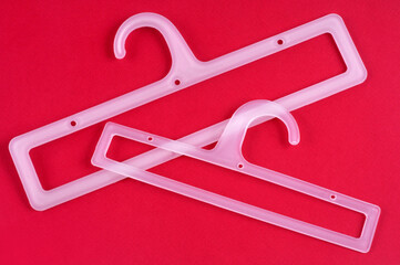 Cintres en plastique en gros plan sur fond rouge