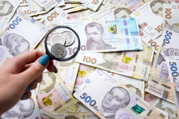 New banknotes with a face value of 100, 500 and 1000 hryvnia.