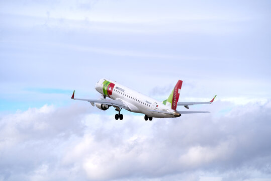 TAP Air Portugal airplane Embraer ERJ-190 register CS-TPS taking off from Zürich Airport on a cloudy winter day. Photo taken January 8th, 2022, Zurich, Switzerland.