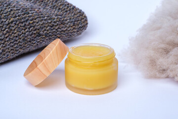 Lanolin mit Wollkleidung 