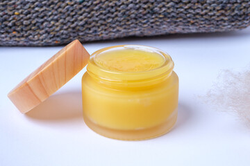Lanolin mit Wollkleidung 