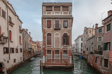Fototapeta na wymiar Venetian palace between two canals