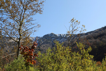 白山登山口・別当出合の紅葉と雪化粧の山並み（石川県白山市）