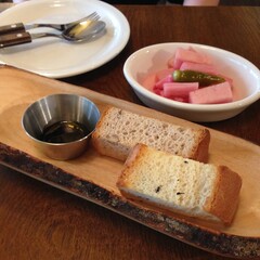 이탈리안 레스토랑 의 식전빵과 발사믹식초 무와 고추로 만든 피클/ Italian restaurant's pancake bread and pickles made with balsamic vinegar radish and red pepper.
