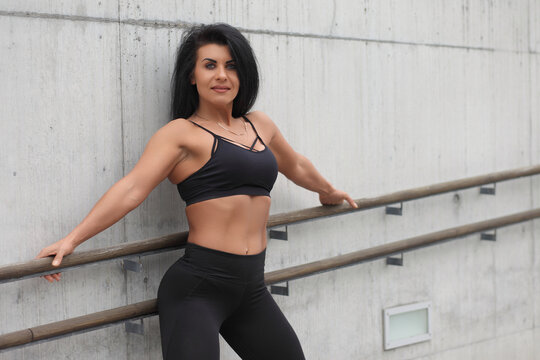 strong muscular woman posing in sportswear
