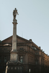 Fototapeta na wymiar monument in the city