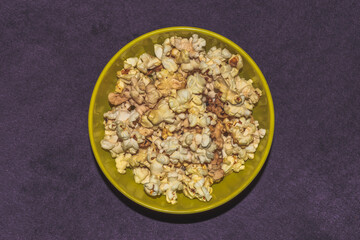Obraz na płótnie Canvas A close-up shot of a bowl with popcorn
