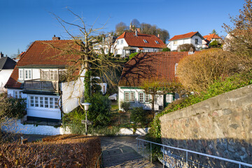 Im steilen Treppenviertel Hamburg Blankenese sonnig entzerrt