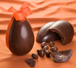 Ovos de Páscoa e confeitos de chocolate