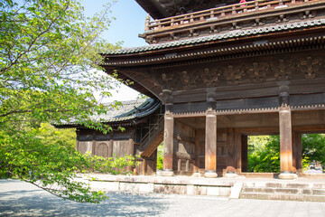 Obraz premium 京都観光。南禅寺の門と新緑