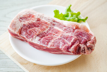 砂糖と塩を揉みこんだ豚ブロック肉