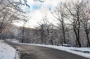 Strada innevata in Appennino
