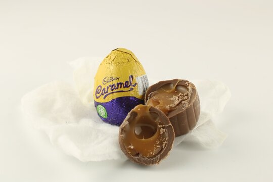 Cadburys Caramel Eggs, And Cadbury Trademark Logo. Cadbury Is Owned By Mondelez International. Lancashire, UK, 12-03-2021