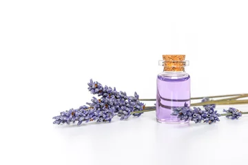 Schilderijen op glas Bottle of essential oil and lavender flowers on white background © lens7 