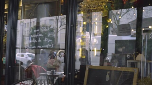 Traffic reflet vitre bistrot parisien