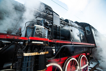 Obraz premium Old steam engine in an old factory